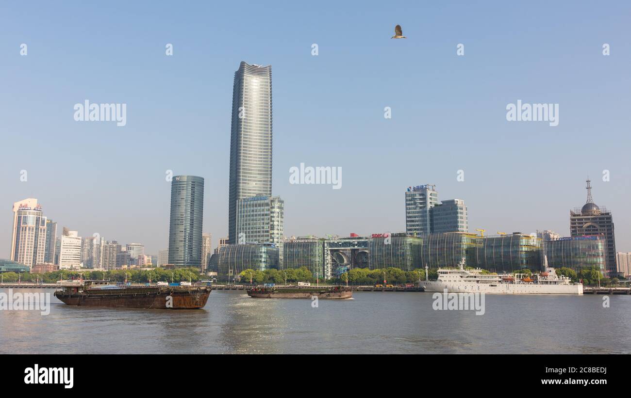 Shanghai, China - 19. April 2018: Blick auf das Sinar Mas Center. Der Wolkenkratzer wurde 2017 eröffnet. Huangpu Fluss mit Schiffen im Vordergrund. Stockfoto