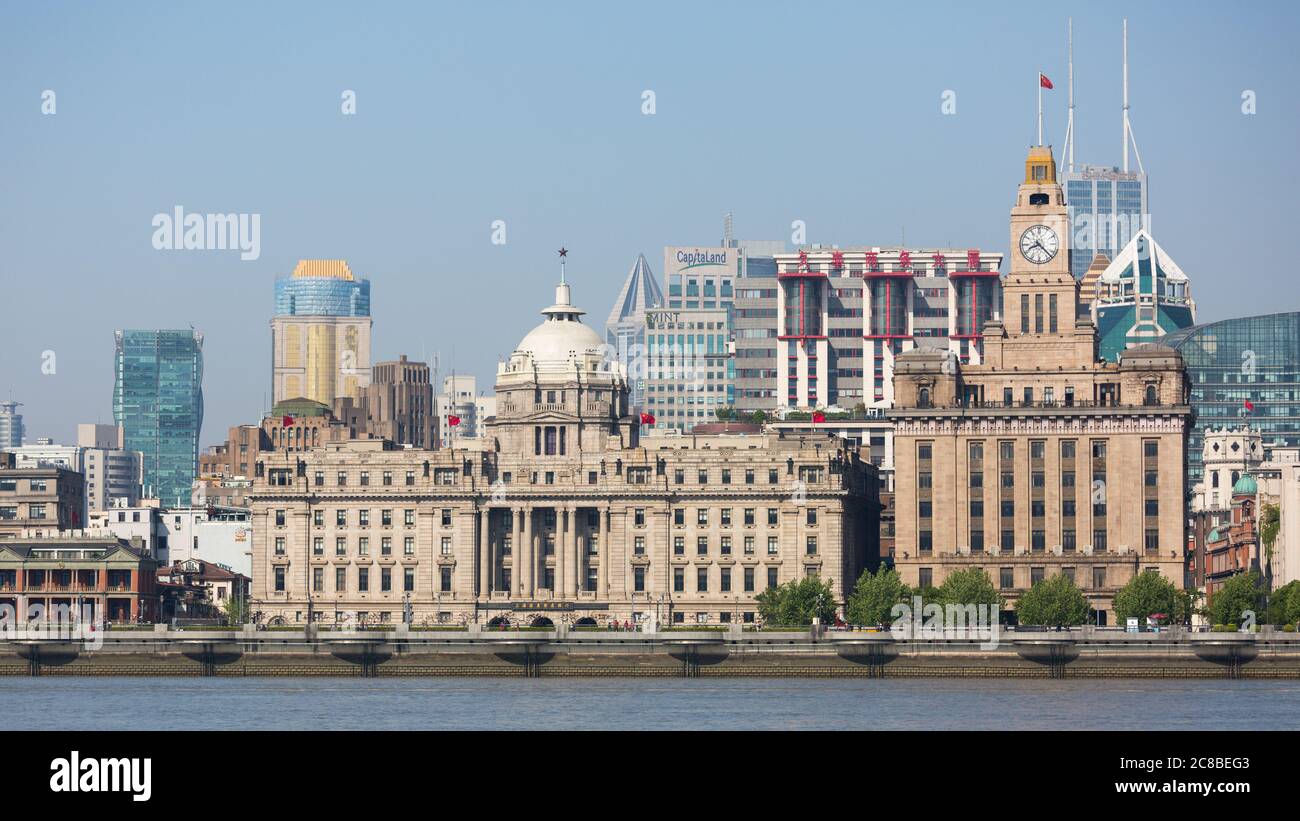 Shanghai, China - 19. April 2018: Vorderansicht des HSBC-Gebäudes und des Zollhauses im Bund (Waitan). Huangpu Fluss im Vordergrund. Stockfoto