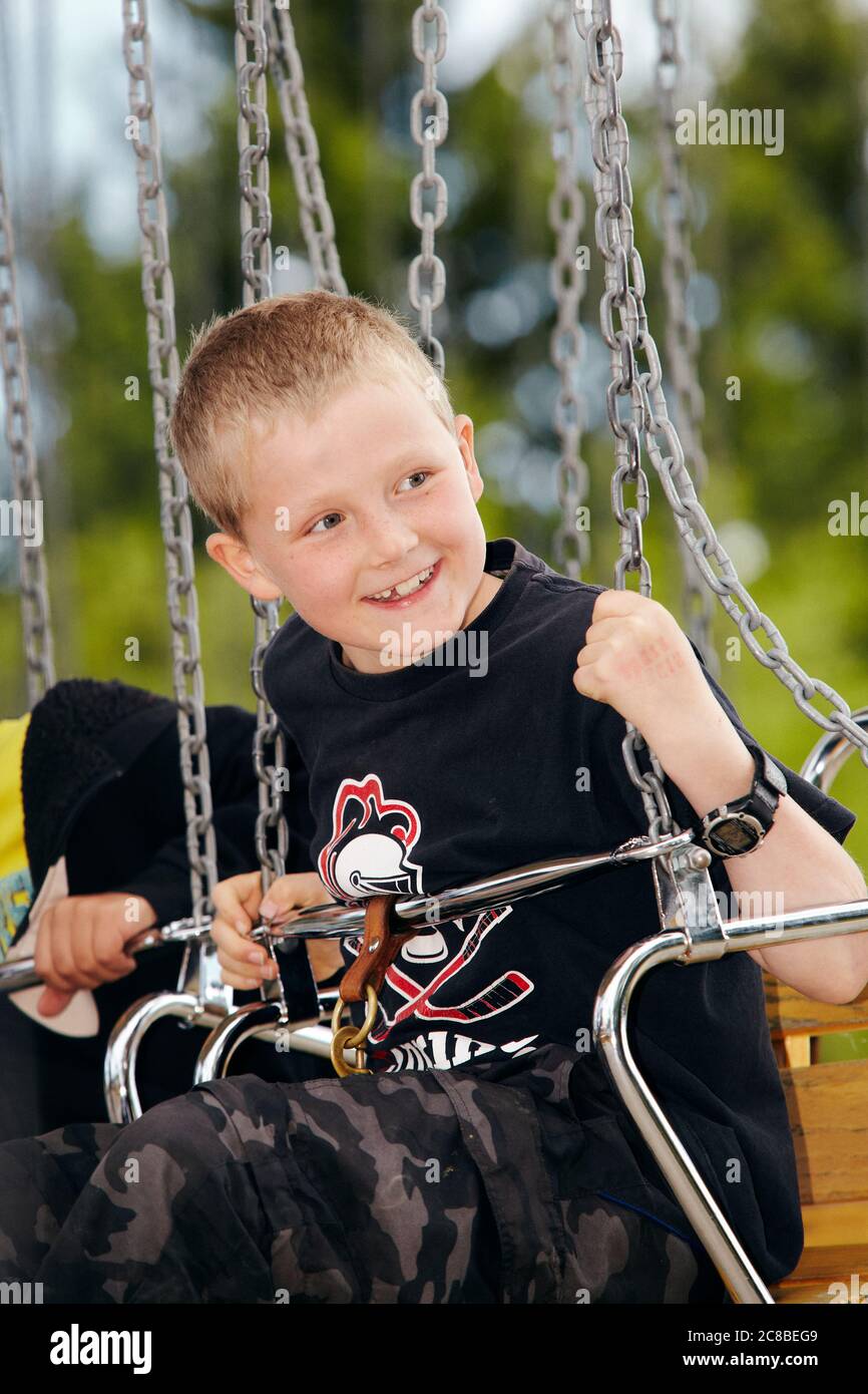 Kinder genießen die Fahrt auf einem Karussell an einem sonnigen Nachmittag im Heritage Park in Calgary, Alberta Stockfoto