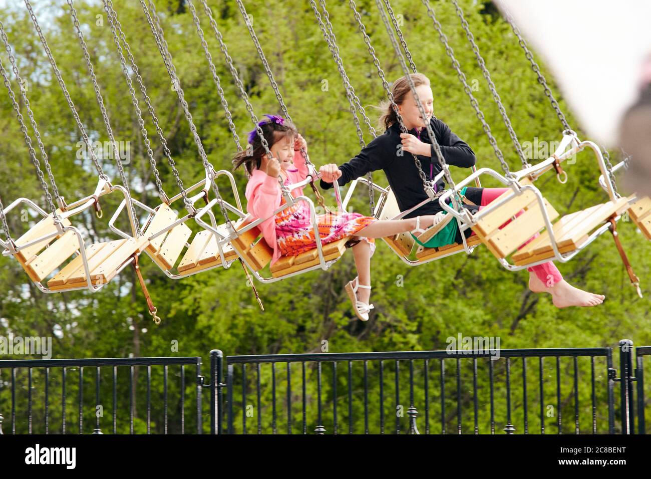 Kinder genießen die Fahrt auf einem Karussell an einem sonnigen Nachmittag im Heritage Park in Calgary, Alberta Stockfoto