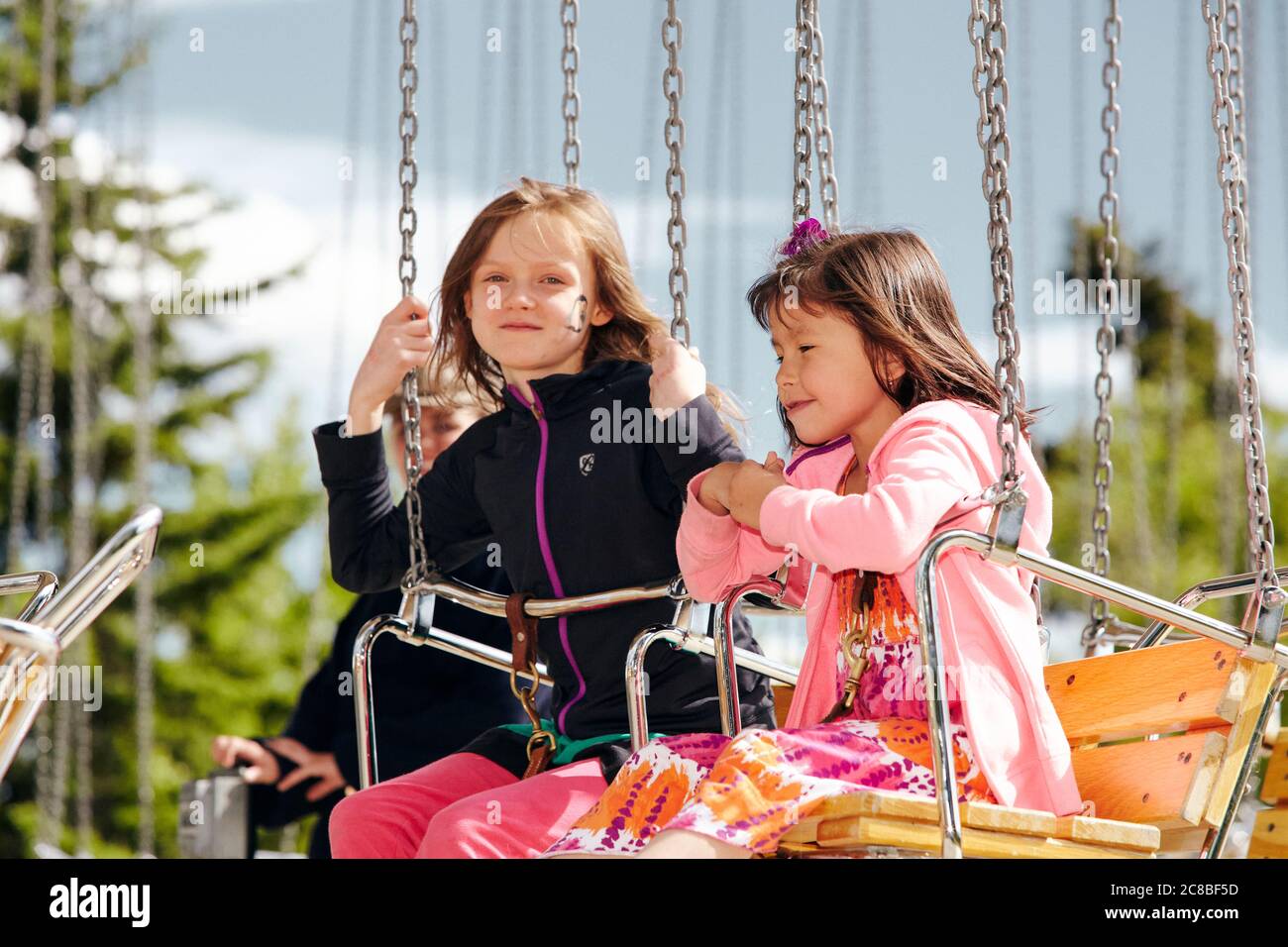 Kinder genießen die Fahrt auf einem Karussell an einem sonnigen Nachmittag im Heritage Park in Calgary, Alberta Stockfoto