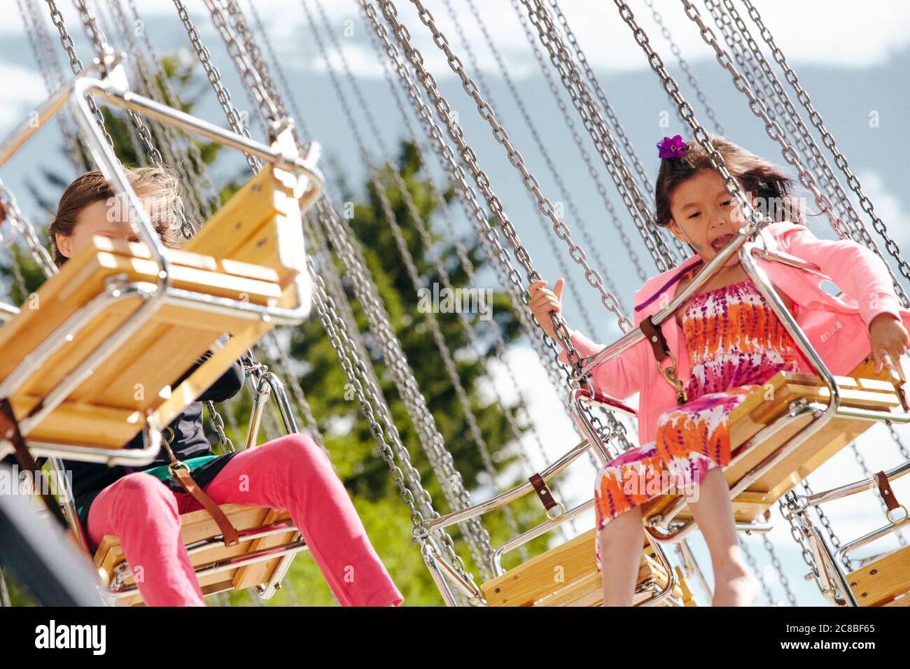 Kinder genießen die Fahrt auf einem Karussell an einem sonnigen Nachmittag im Heritage Park in Calgary, Alberta Stockfoto