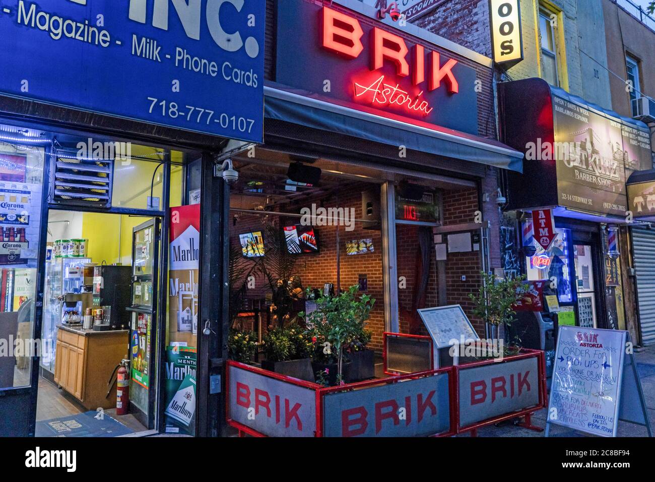 New York, Usa. Juli 2020. Blick auf Brik Bar Lounge und Küche, nachdem die staatliche Alkoholbehörde ihre Alkohollizenz wegen Nichteinhaltung der sozialen Distanz in Queens Borough of New York City ausgesetzt hatte. Die New York State Liquor Authority hat die Alkohollizenz von vier Bars und Restaurants ausgesetzt - drei in Queens und eine in Suffolk County. Seit Beginn von COVID-19 hat SLA 410 Anklagen gegen Betriebe wegen Verletzung der Executive Orders und 27 Lizenzen wegen Verstößen ausgesetzt. Kredit: SOPA Images Limited/Alamy Live Nachrichten Stockfoto