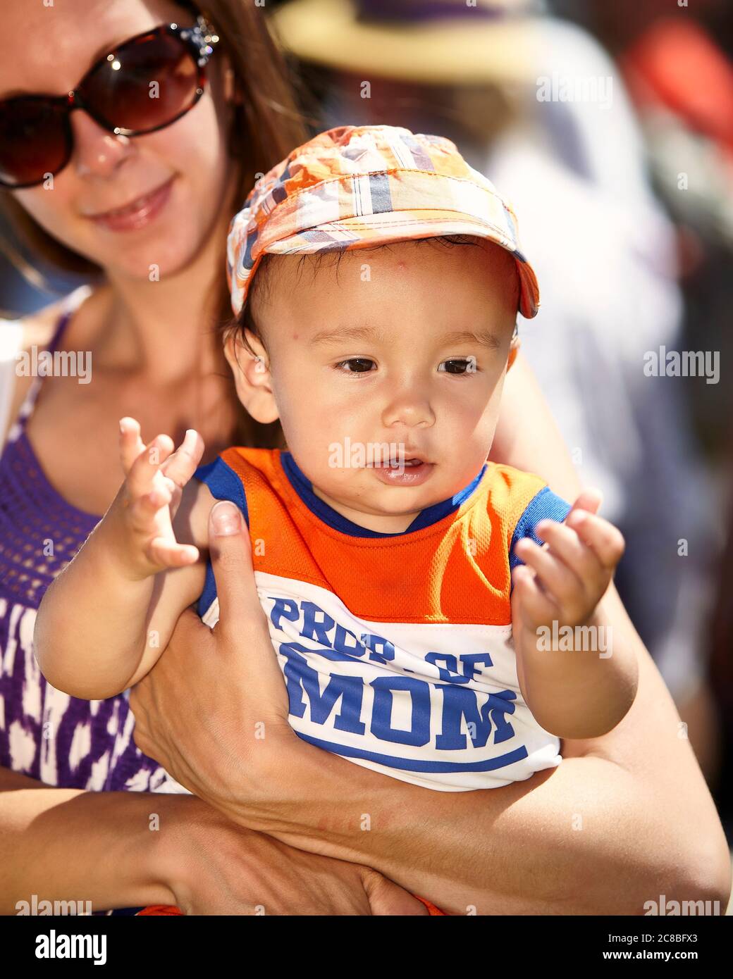 Mutter und Sohn haben eine tolle Zeit im freien Stockfoto