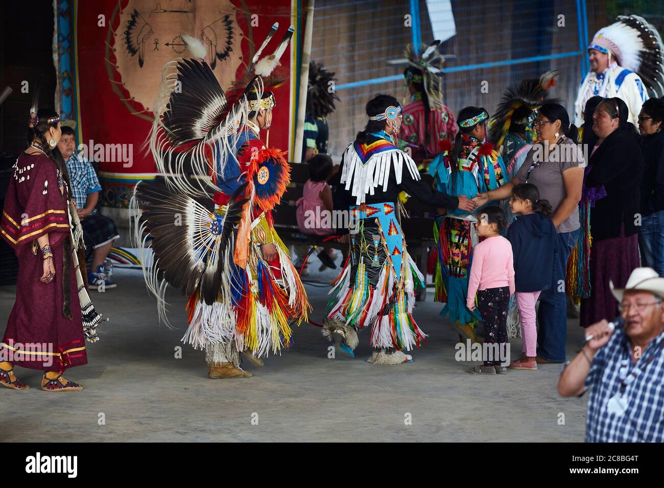 Eine inspirierende Darstellung des Erbes der Aborigines in Nordamerika, die in einem traditionellen Tanz festgehalten wird. Stockfoto