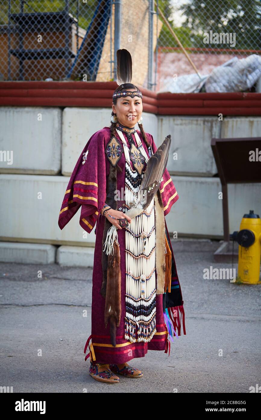 Nordamerikanische Aborigines tanzen traditionellen Trommeltanz. Stockfoto