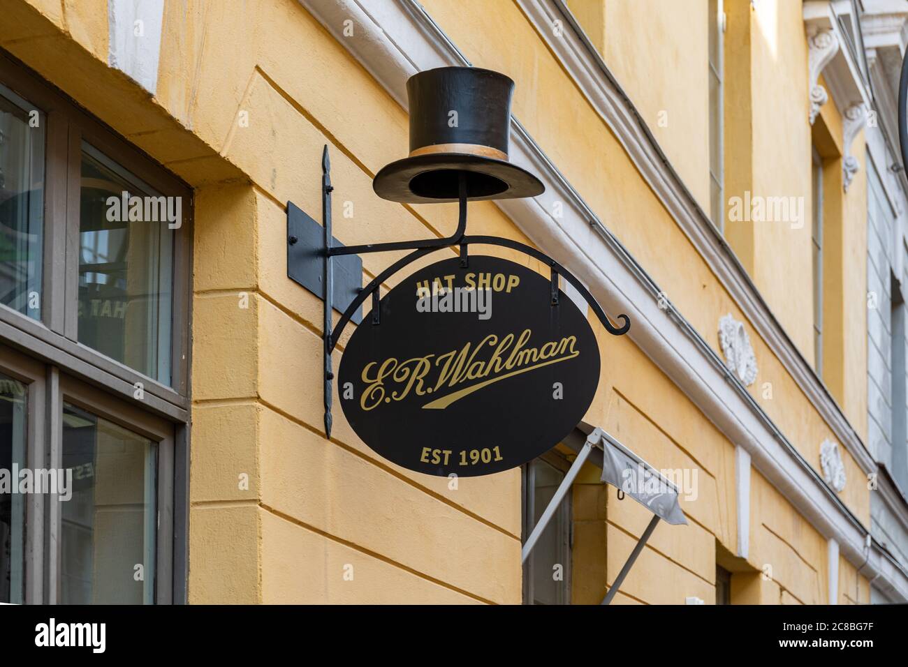 Hutgeschäft Schild mit einem Hut. Sofiankatu 5, Helsinki, Finnland. Stockfoto