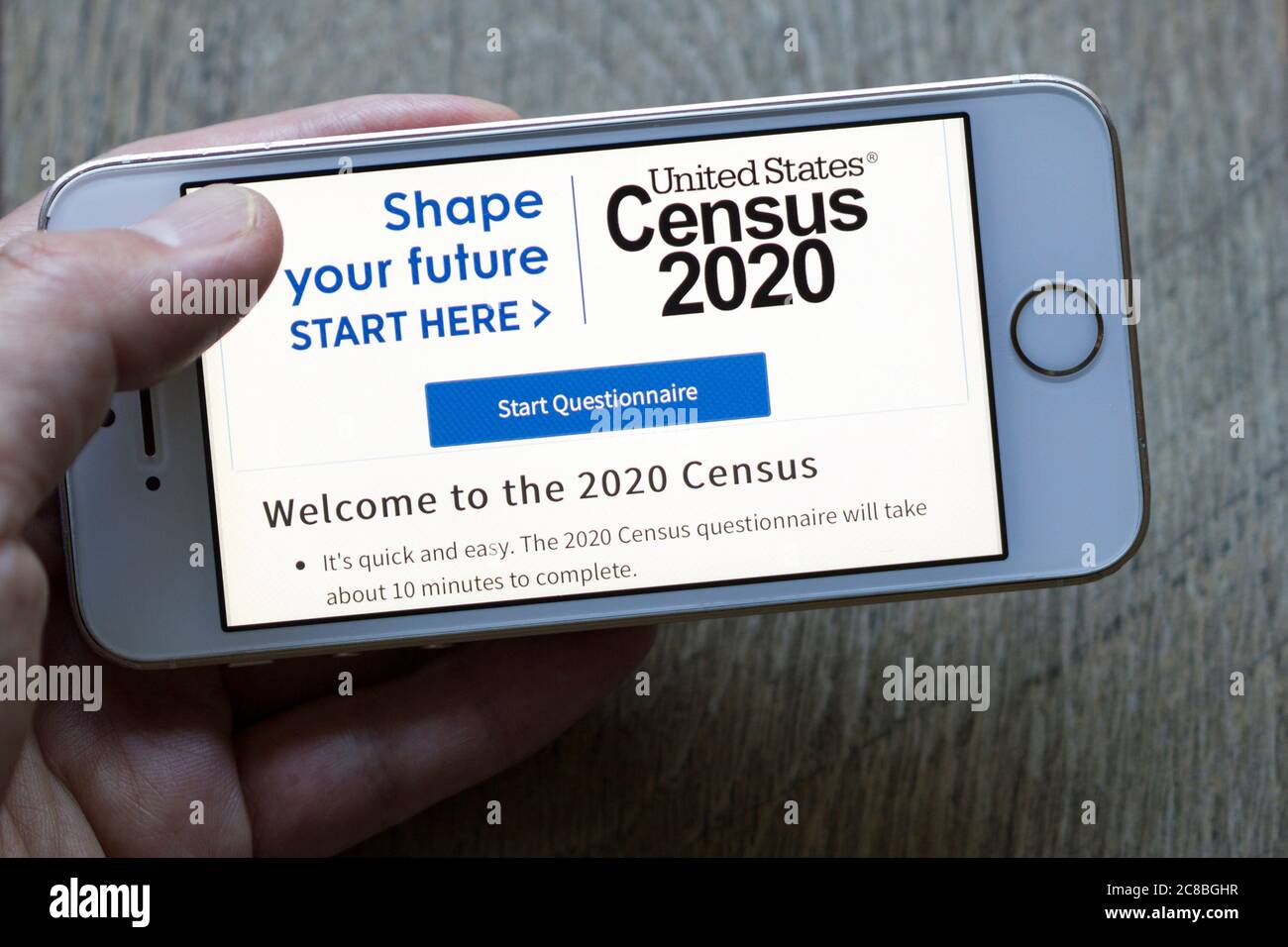 Unite States Census 2020 Online-Fragebogen-Seite auf der Website des Census Bureau ist auf einem Telefon gesehen. Stockfoto