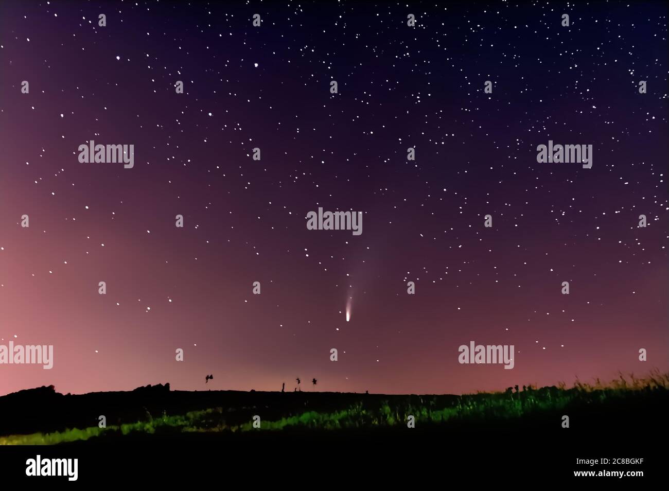 Komet Neowise C/2020 F3 im Sternenhimmel mit Silhouetten des Schwäbischen Alb Heidelandes, Deutschland, Europa, Astronomie, 2020-07-19 Stockfoto