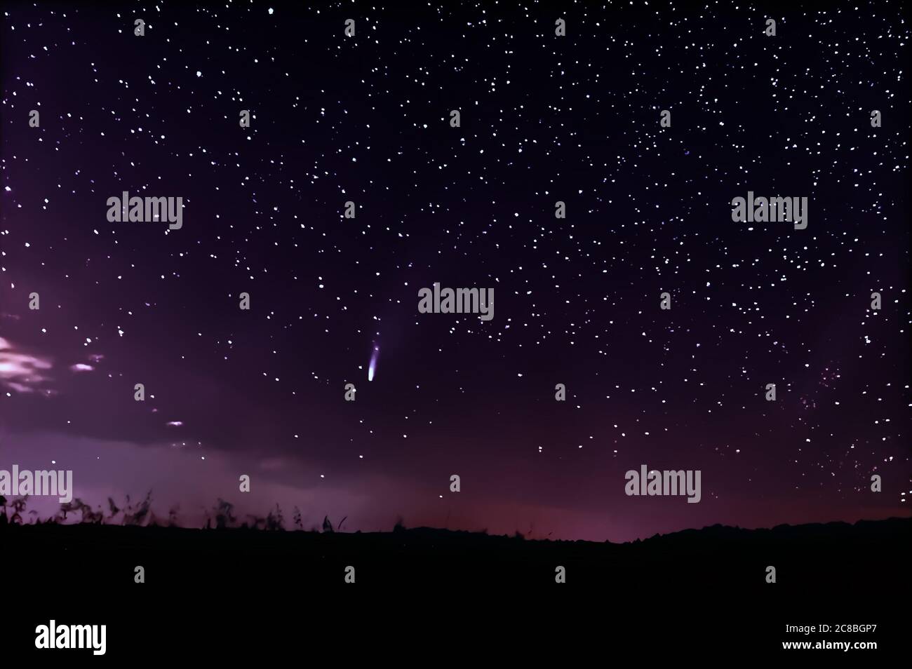 Komet Neowise C/2020 F3 im Sternenhimmel mit Silhouetten des Schwäbischen Alb Heidelandes, Deutschland, Europa, Astronomie, 2020-07-19 Stockfoto