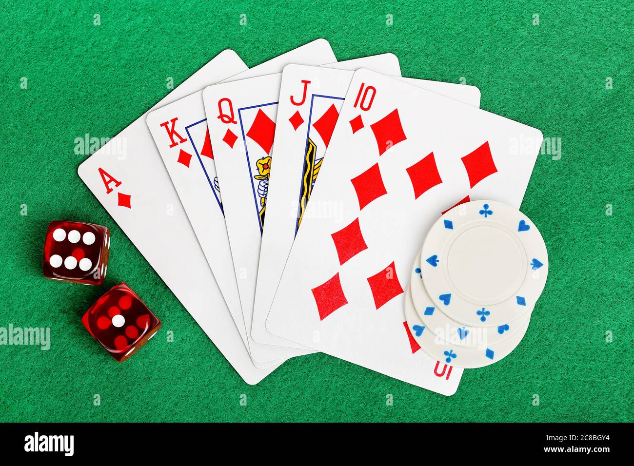 Karten mit Würfeln und Pokerchips auf Filz spielen Stockfoto