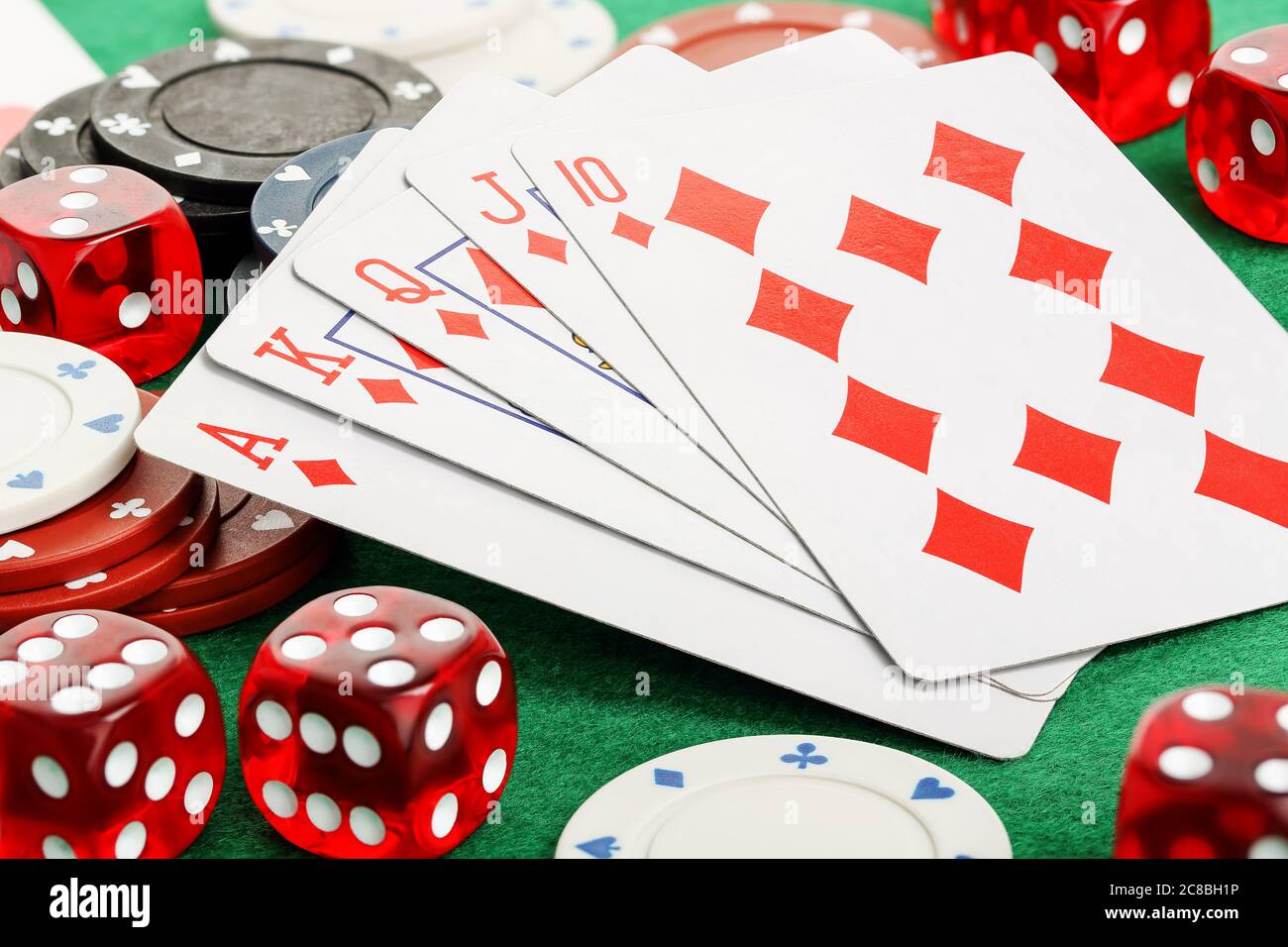 Karten mit Würfeln und Pokerchips auf Filz spielen Stockfoto