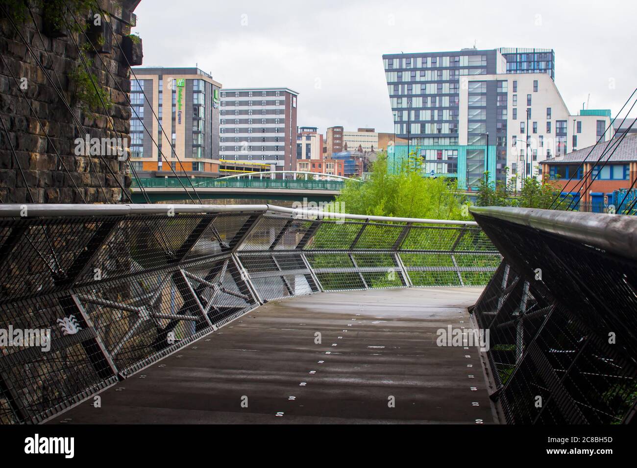 7. Juli 2020 BLICK auf die Innenstadt von Sheffield England Blick von Cobweb Bridge, die durch einen der Bögen der alten Victoria Station Railway Br Stockfoto