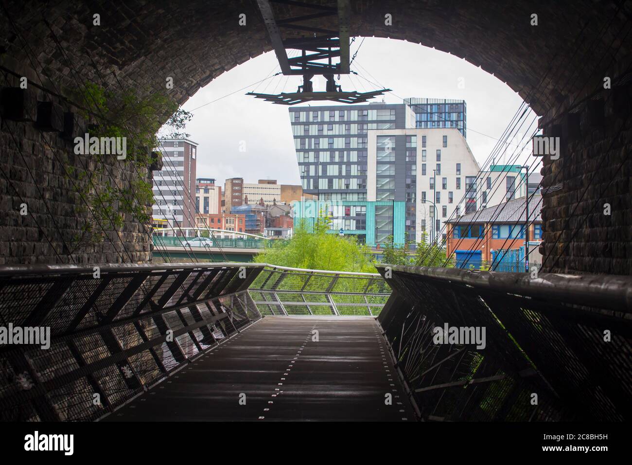 7. Juli 2020 BLICK auf die Innenstadt von Sheffield England Blick von Cobweb Bridge, die durch einen der Bögen der alten Victoria Station Railway Br Stockfoto