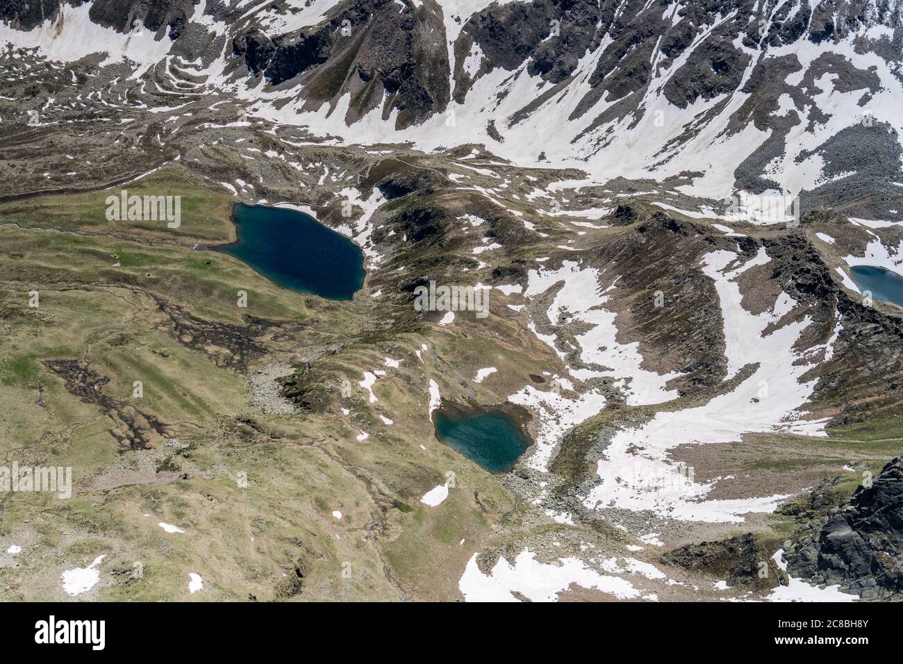 Luftaufnahme, von einem Segelflugzeug, von kleinen Seen auf Grosina Hochgebirgstal Geröllhänge, aufgenommen in Alpen in hellen späten Frühling Licht, Sondrio, Lo Stockfoto