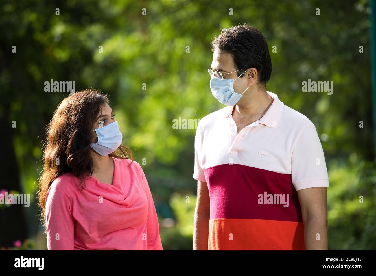 Paar mit Schutzmaske im Park Stockfoto