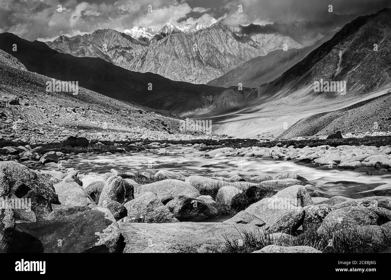 Schwarz-weiße Landschaft himalaya Berge und Fluss Stockfoto