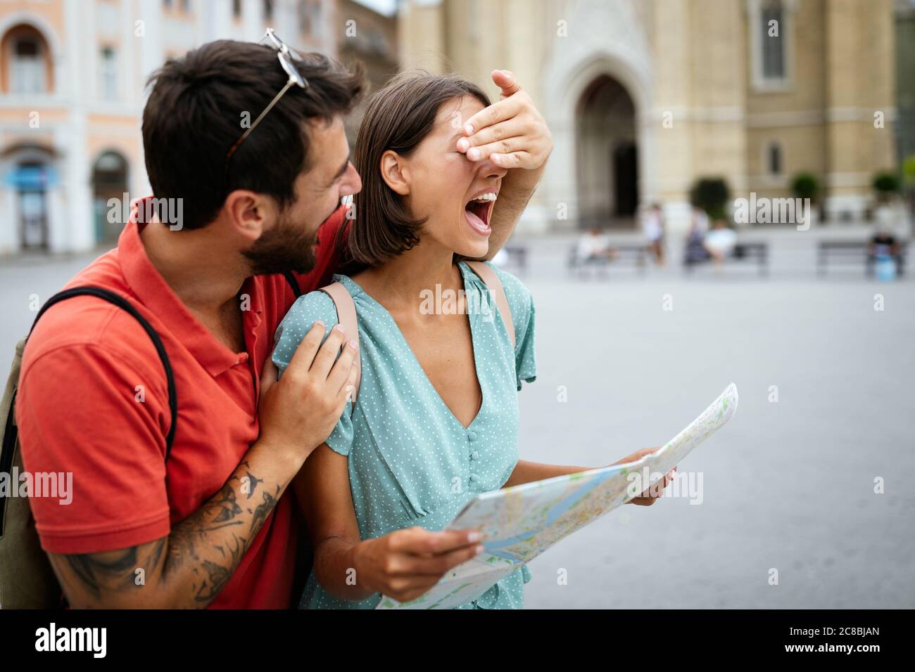 Glückliches Paar im Urlaub Sightseeing Stadt mit Karte Stockfoto Glückliches Paar im Urlaub Sightseeing Stadt mit Karte Stockfoto