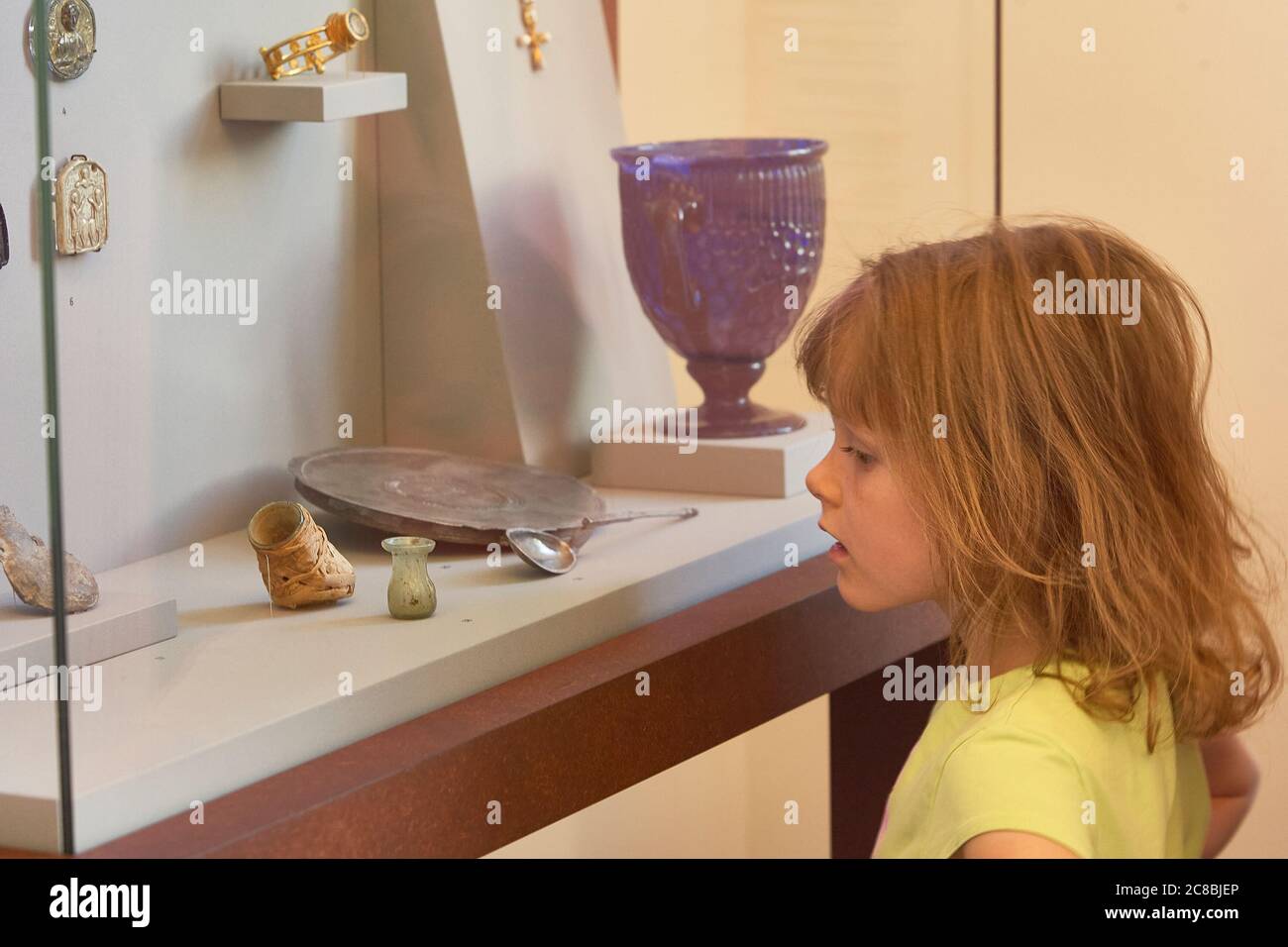 Junge Mädchen, die Artefakte betrachten, während sie das Bode Museum besuchen Stockfoto