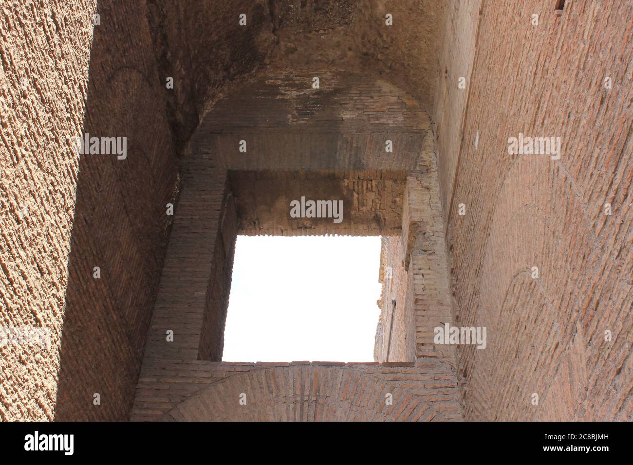 Die römischen Foren, ein Spaziergang im antiken Forum lässt uns durch die Zeit reisen und uns Julius Caesar neben uns vorstellen. Stockfoto