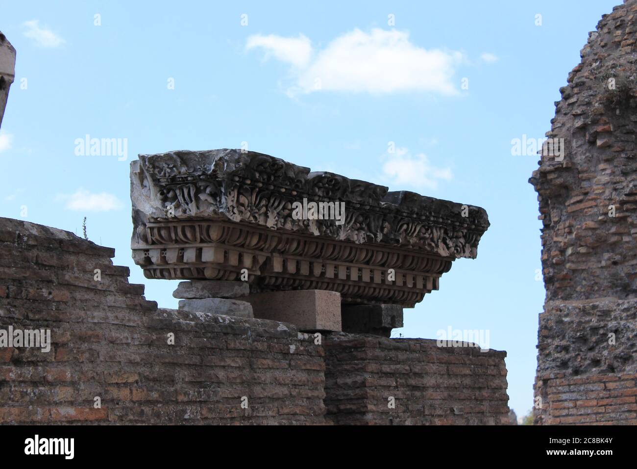 Die römischen Foren, ein Spaziergang im antiken Forum lässt uns durch die Zeit reisen und uns Julius Caesar neben uns vorstellen. Stockfoto