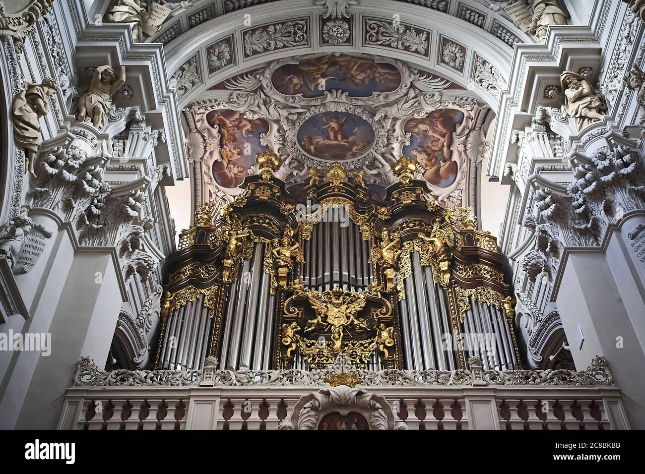 Der Stephansdom (deutsch: Dom St. Stephan) ist eine Barockkirche aus dem Jahr 1688 Stockfoto
