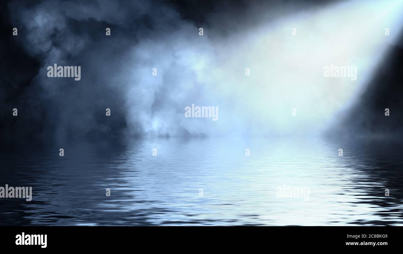Blauer Scheinwerfer Rauch mit Reflexion im Wasser. Mistery Nebel Textur überlagert Hintergrund. Stockfoto