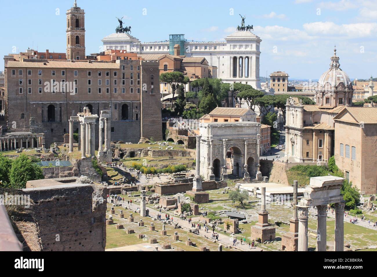 Die römischen Foren, ein Spaziergang im antiken Forum lässt uns durch die Zeit reisen und uns Julius Caesar neben uns vorstellen. Stockfoto