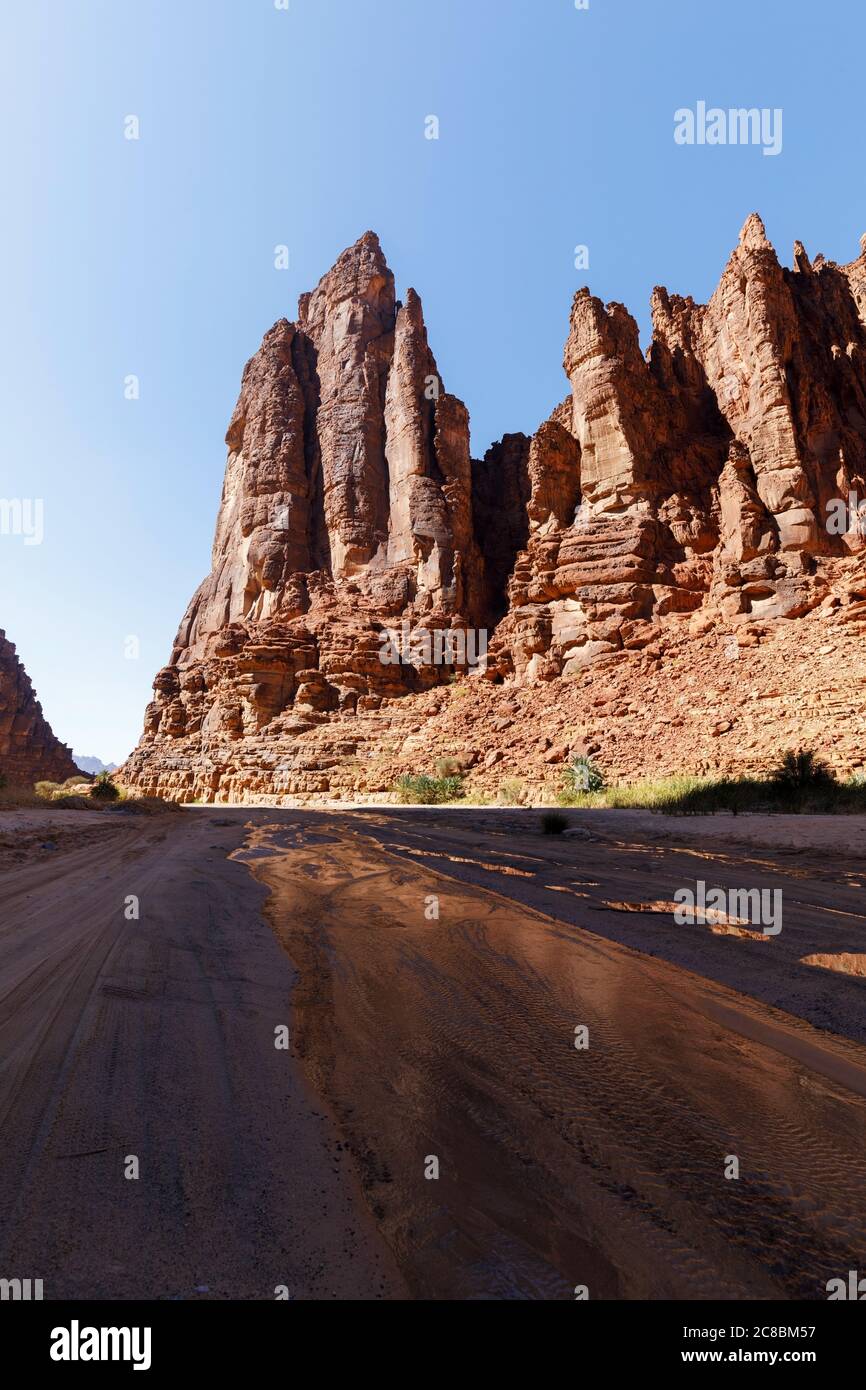 Wadi Disah, auch bekannt als Wadi Qaraqir, ist eine 15 Kilometer lange Schlucht, die durch den Jebel Qaraqir, ein Sandsteinmassiv, das etwa 80 Kilometer liegt, führt Stockfoto