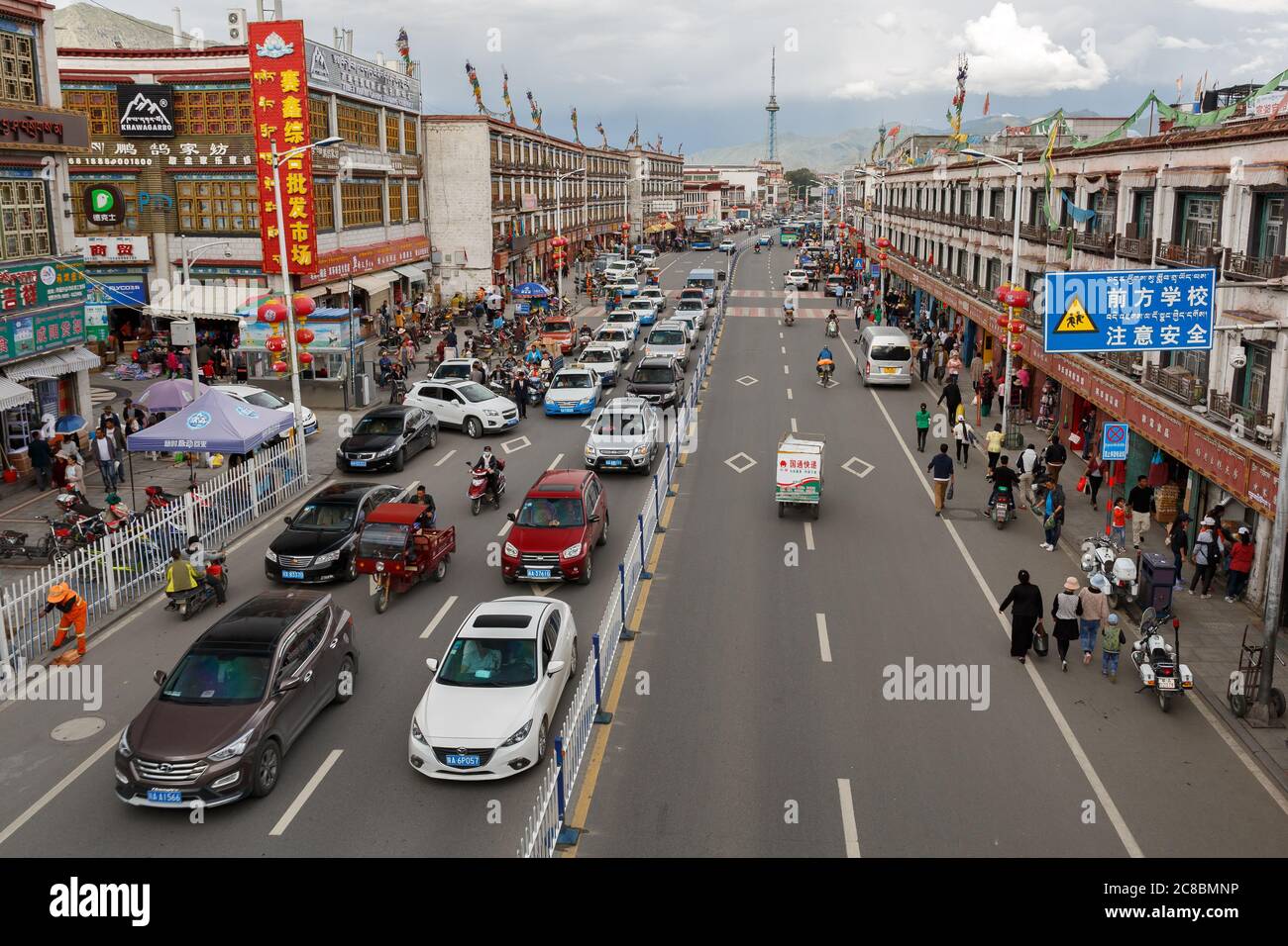 Lhasa, Tibet / China - 29. Jul 2017: Blick auf die geschäftige Hauptstraße von Lhasa (Hauptstadt Tibets). Auf der linken Spur ein Stau. Links und rechts s Stockfoto