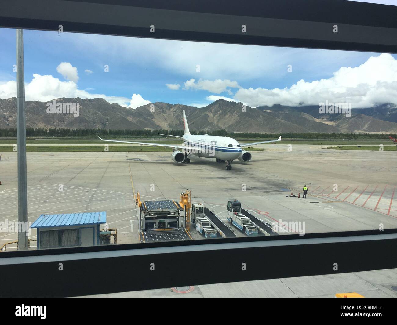 Lhasa, Tibet / China - 29. Jul 2017: Blick auf Air China Flugzeug am Flughafen Lhasa-Gongar. Der Flughafen liegt rund 45 Kilometer südlich der tibetischen Kapit Stockfoto