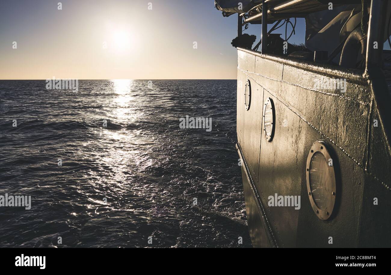 Stern eines alten Schiffes bei Sonnenuntergang, Reise oder Heimweh Konzept. Stockfoto