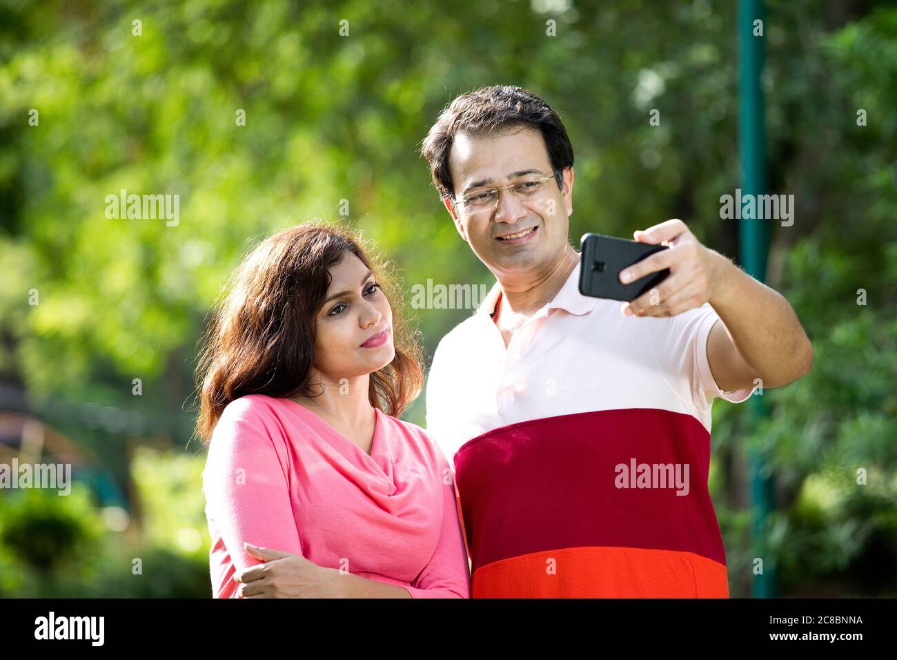 Indisches Paar auf einem Videoanruf mit Handy Stockfoto