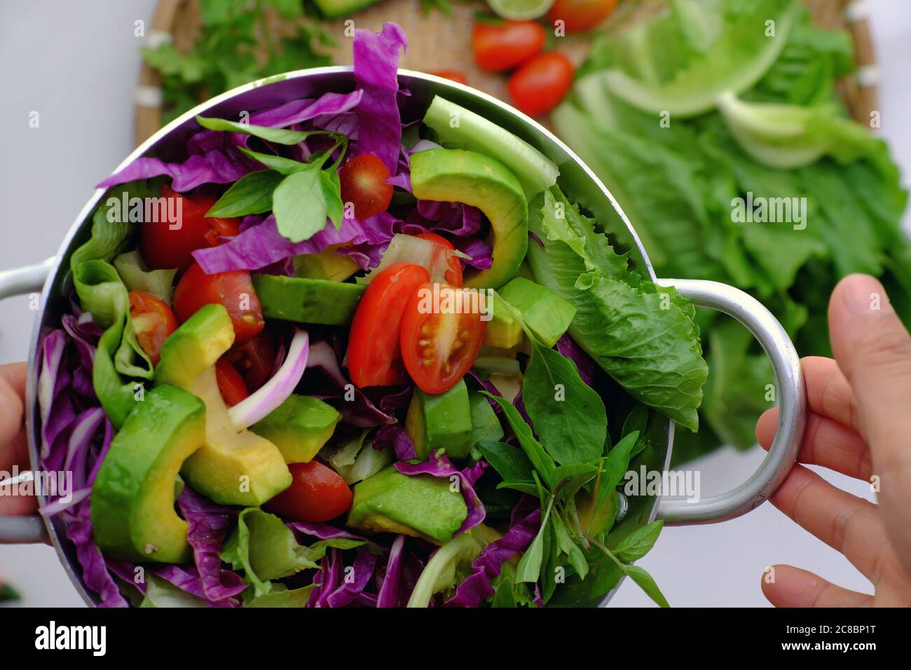 Vietnamesische vegetarische Küche, gemischtes Gemüse aus Avocado, Salat, Tomaten, Veilchenkohl mit Sojasauce, Zitrone, Chili, Ernährung veganes Gericht Stockfoto