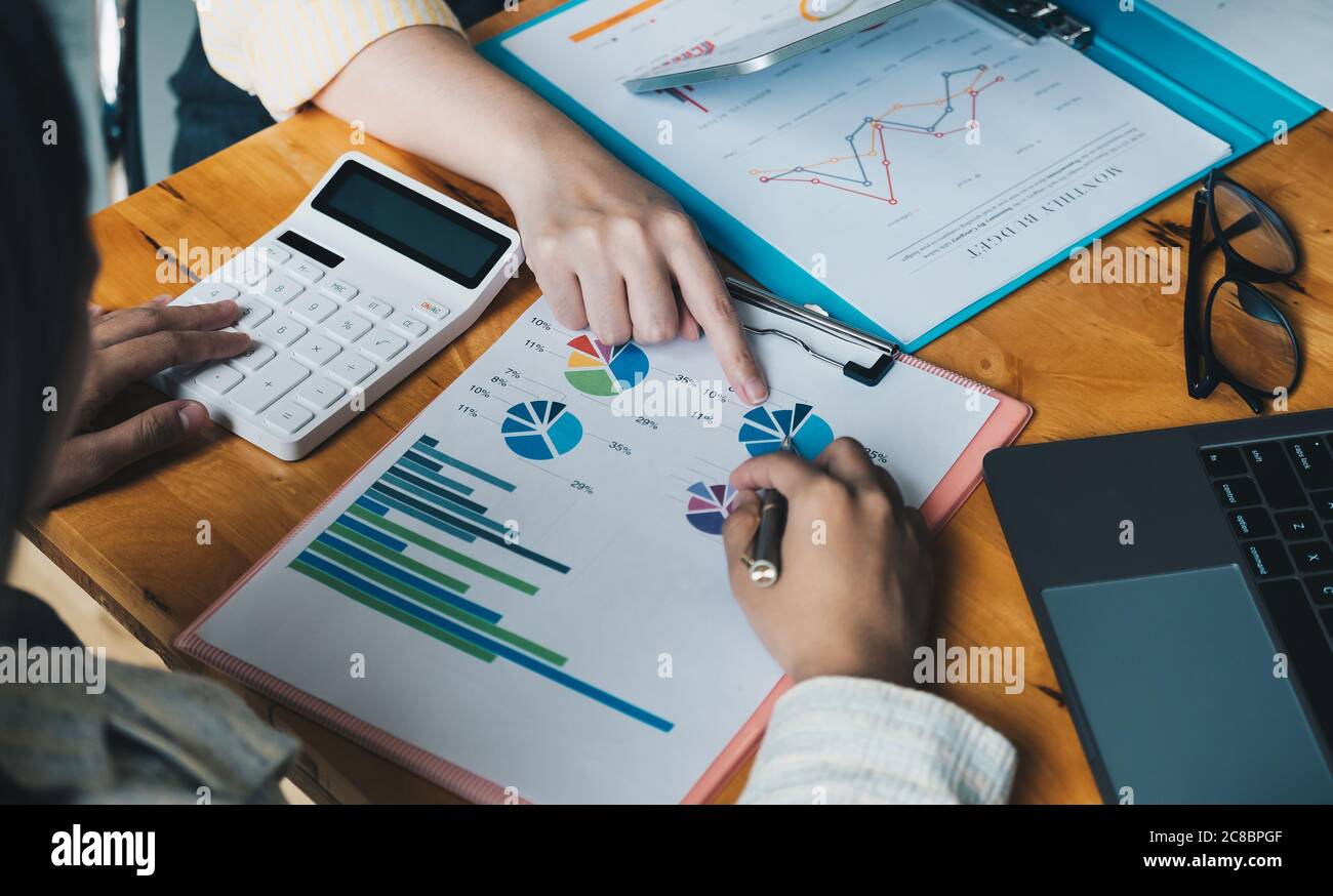 Geschäftsleute treffen sich, um die Situation auf dem Markt zu diskutieren. Business Financial Concept. Stockfoto