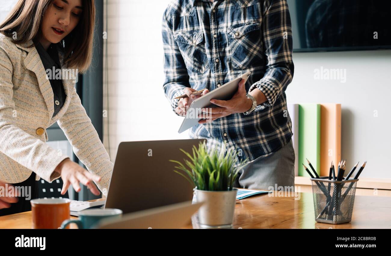 Business Berater Treffen, um die Situation auf dem Markt zu diskutieren. Business Financial Concept Stockfoto