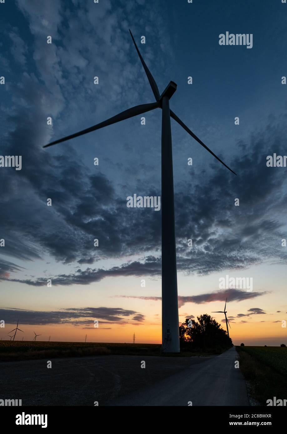 Moderne Windkraftanlage in der Dämmerung, alternative Energiekonzept Stockfoto