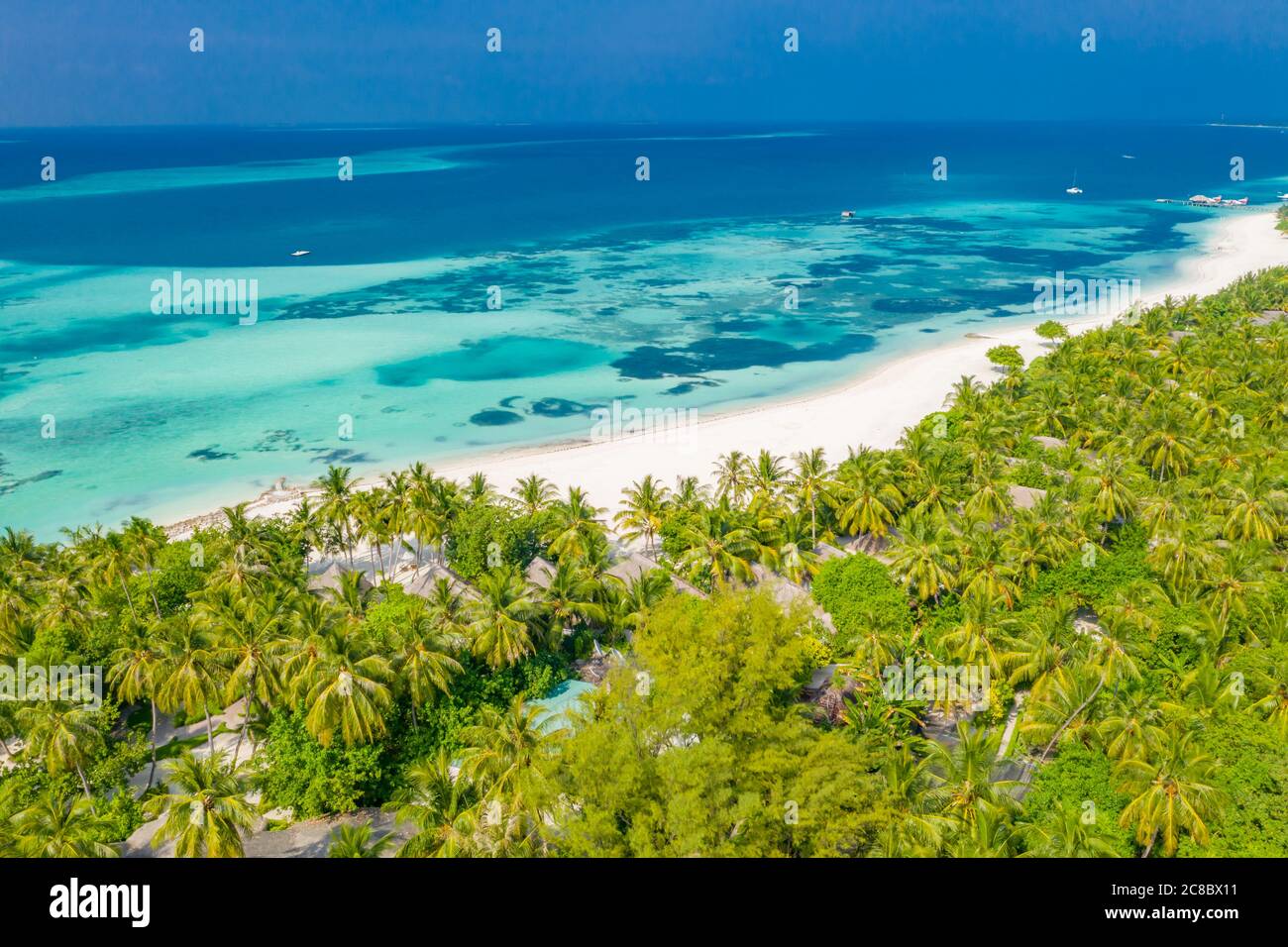 Perfekte Luftlandschaft, Luxus-tropisches Resort oder Hotel mit Wasser Villen und schöne Strandlandschaft. Atemberaubende Vogelperspektive auf den Malediven, Landschaft Stockfoto