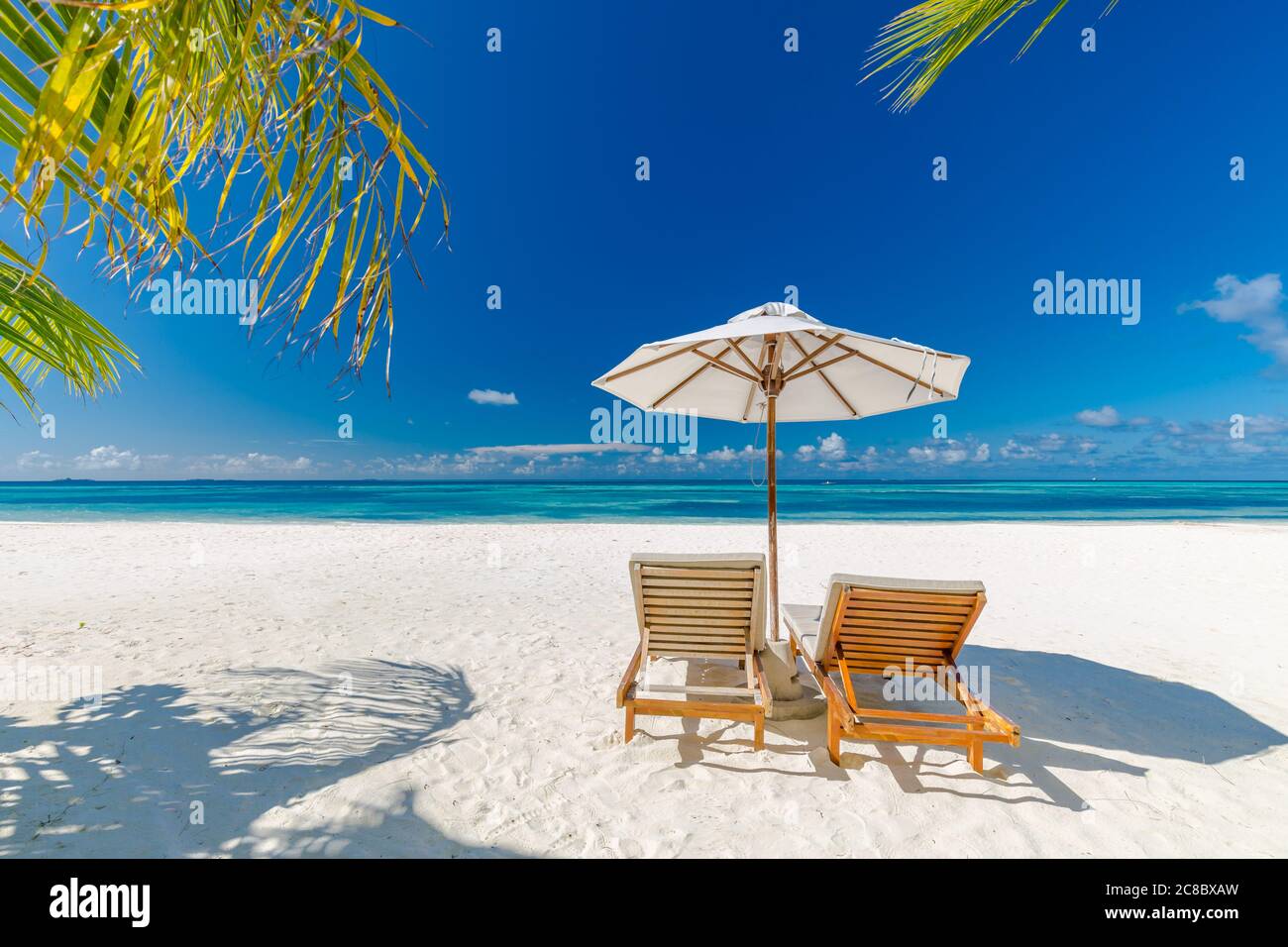 Wunderschönes tropisches Strandbanner. Weißer Sand und Kokospalmen Reise Tourismus breites Panorama Hintergrund Konzept. Tolle Strandlandschaft. Farbe für Aufboostup Stockfoto