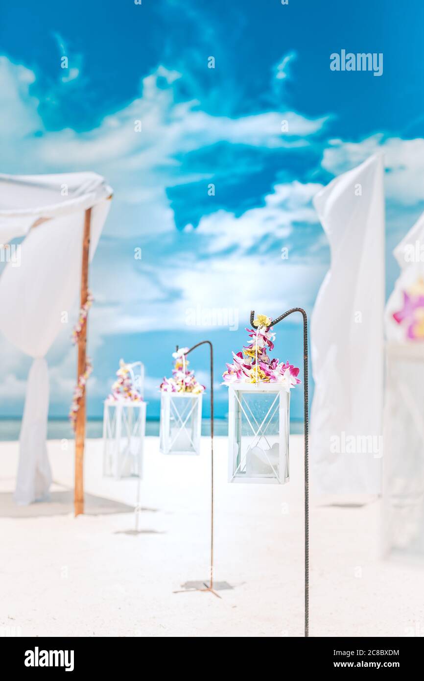 Hochzeit am Strand. Tropische Hochzeitsfeier im Freien am Strand. Romantische Hochzeitskulisse am Strand. Stockfoto