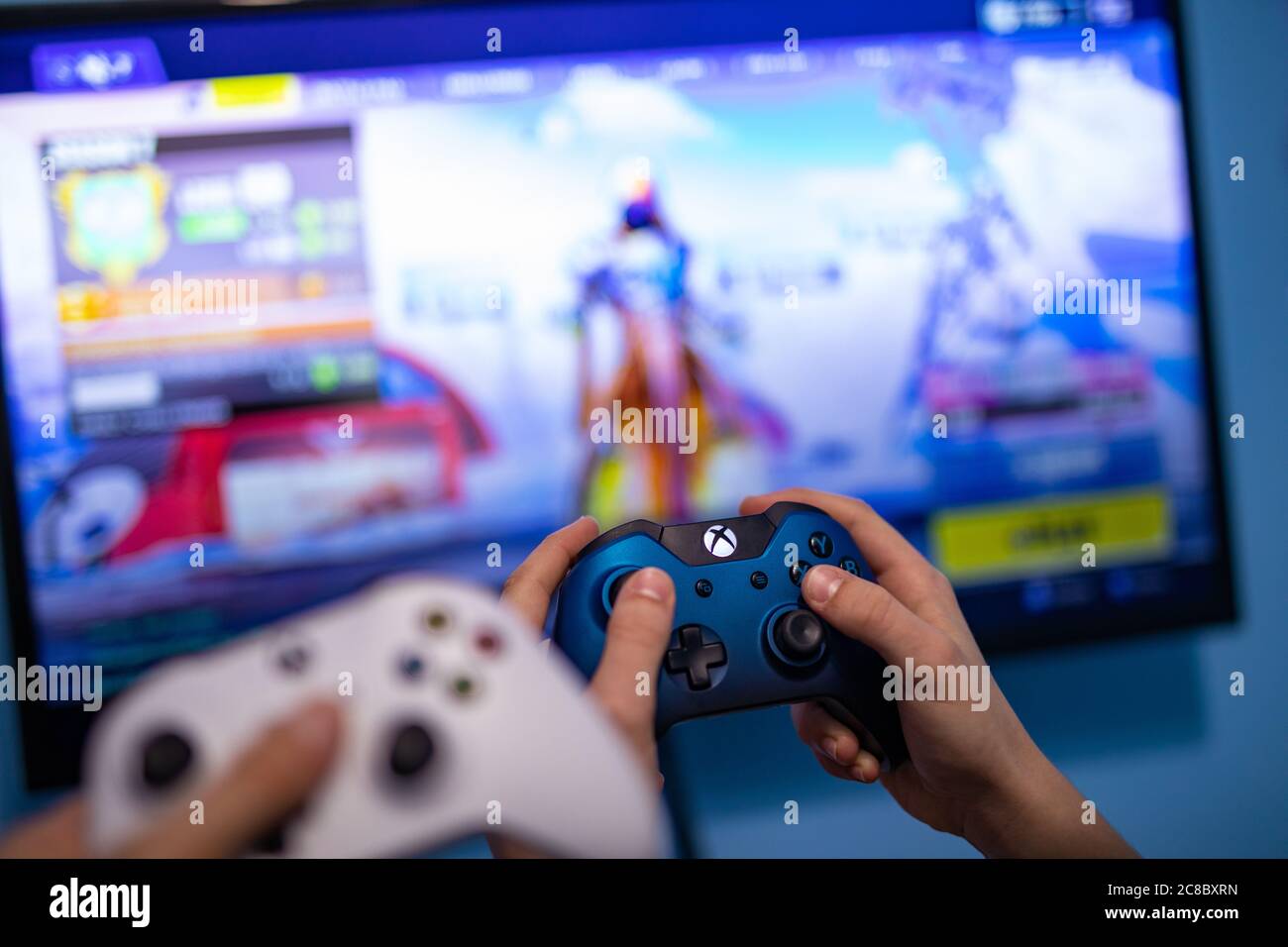 Budapest, Ungarn - 08.17.2019: Anonymer Spieler, der Fortnite auf Xbox One System spielt Stockfoto