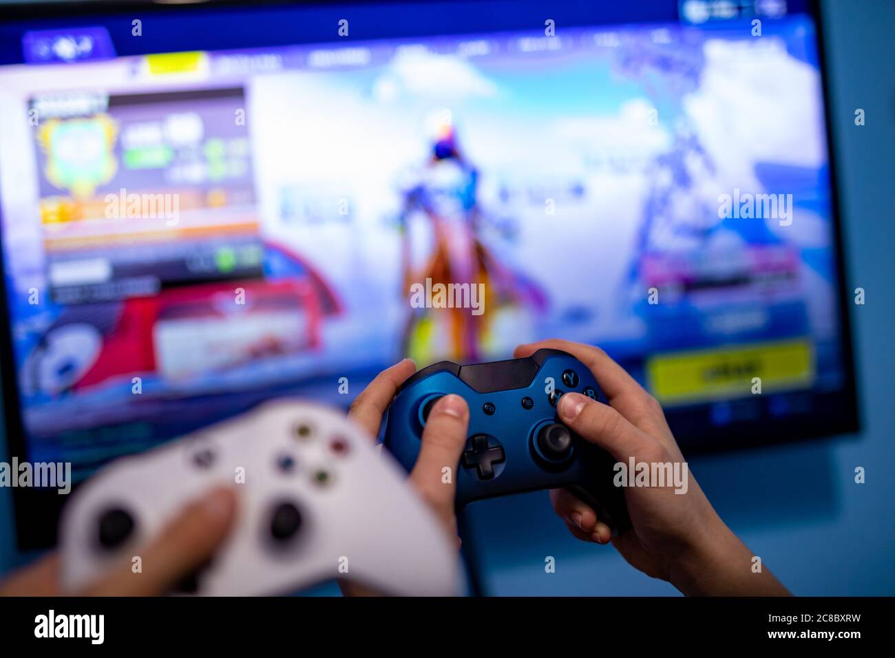 Budapest, Ungarn - 08.17.2019: Anonymer Spieler, der Fortnite auf Xbox One System spielt Stockfoto