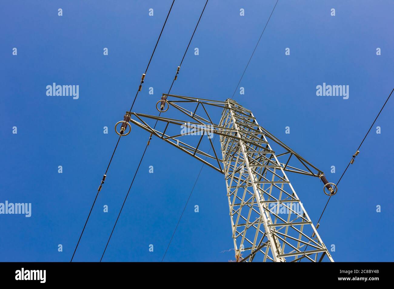 Stromübertragungsleistung. Hochspannungsturm mit Drähten auf unscharfer Himmelshintergrund. Industrielle Energie Stockfoto