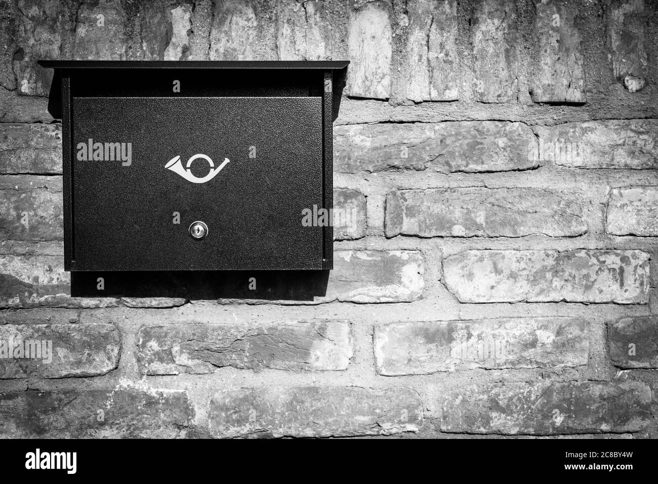 Braune Mailbox an Backsteinwand, Vintage Mailbox Stil. Stockfoto