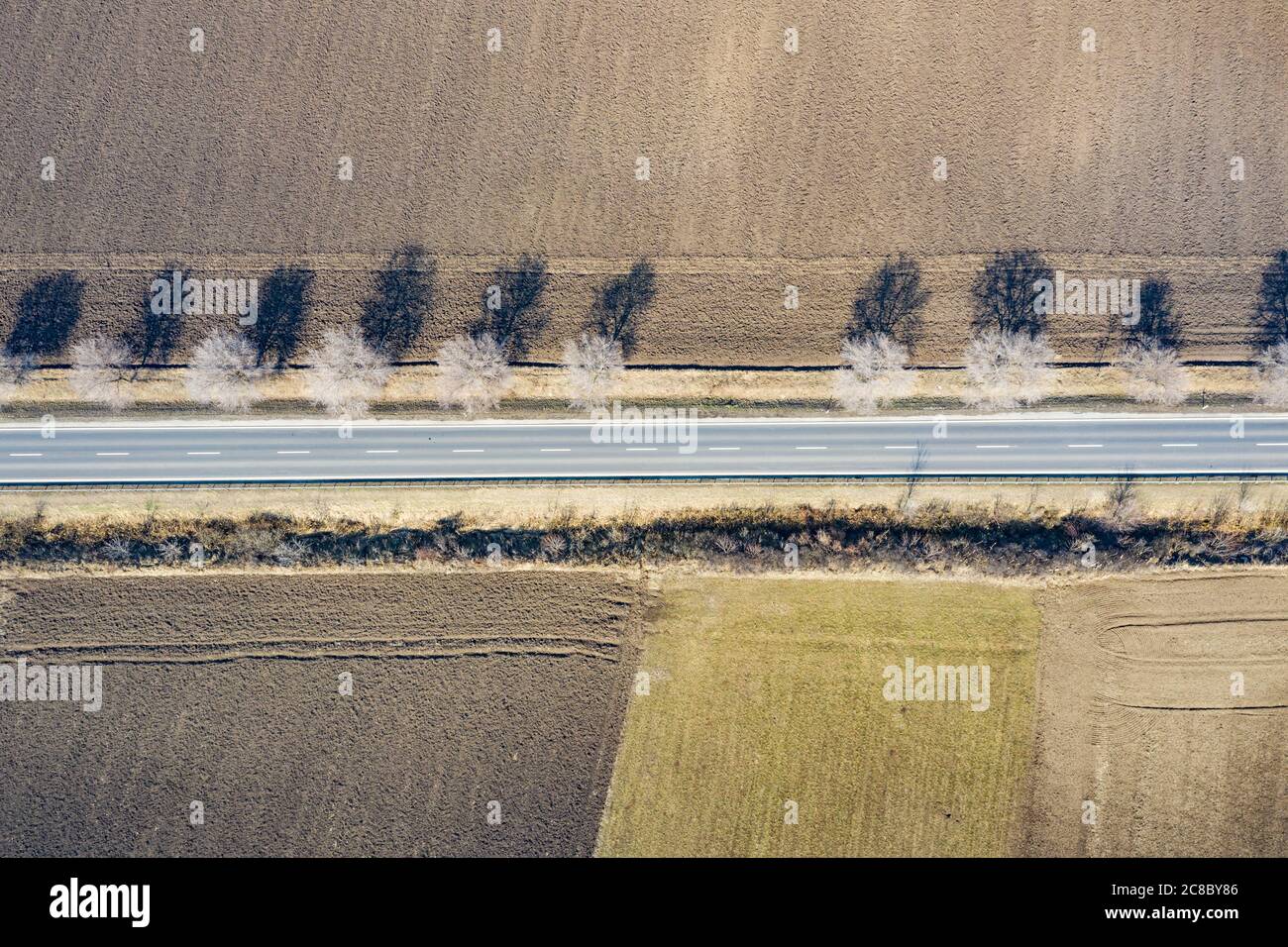 Luftaufnahme des gepflügten landwirtschaftlichen Feldes. Herbst Winter Frühling Saisonale Luftaufnahme Stockfoto