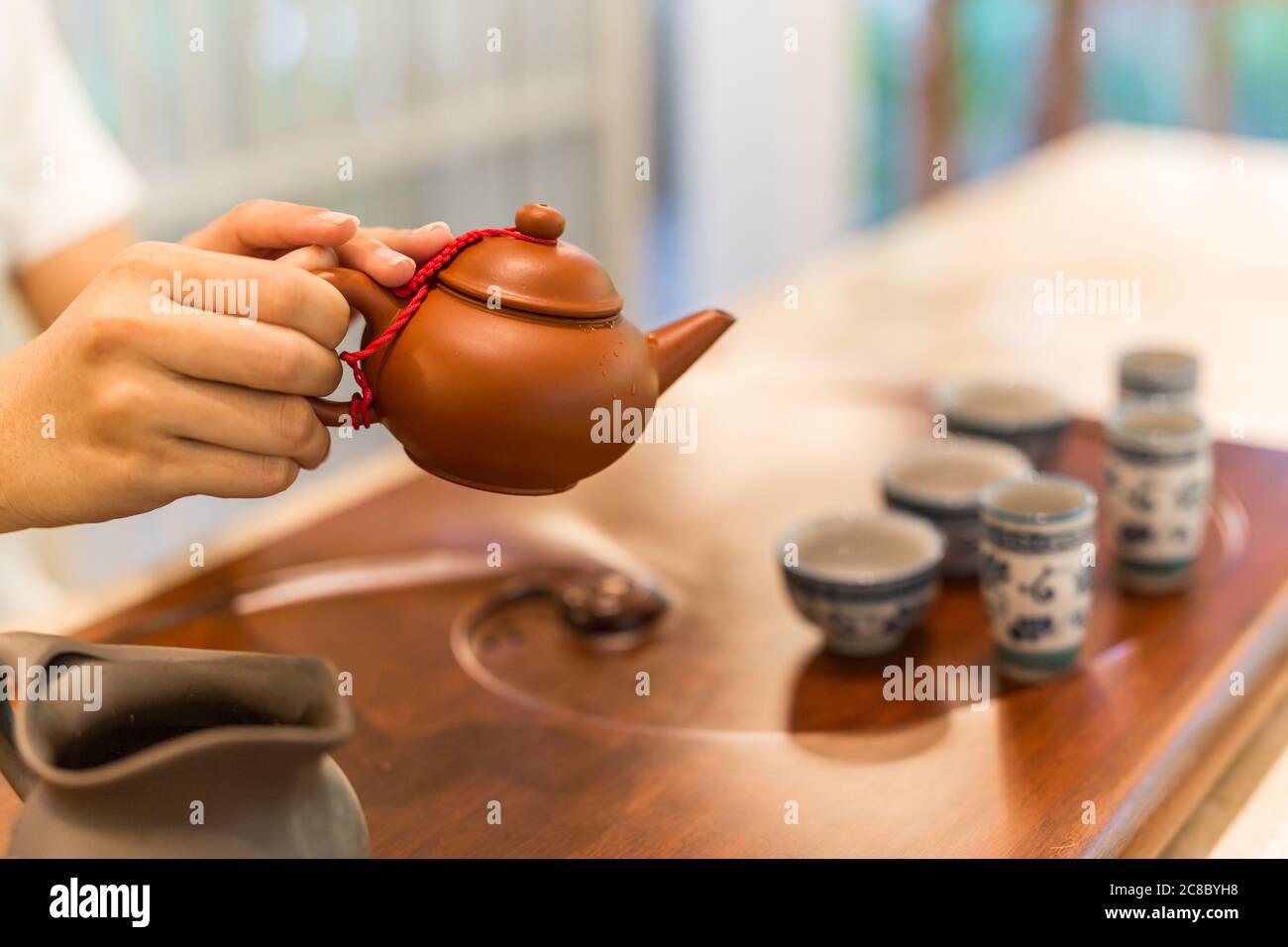 Frau serviert chinesischen Tee in einer Teezeremonie. Teezeremonie in China Stockfoto