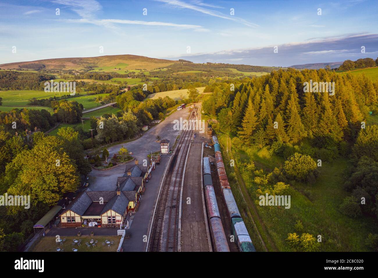 Ein alter und inaktiver Zug am Bahnhof Bolton Abbey in Yorkshire, Nordengland Stockfoto