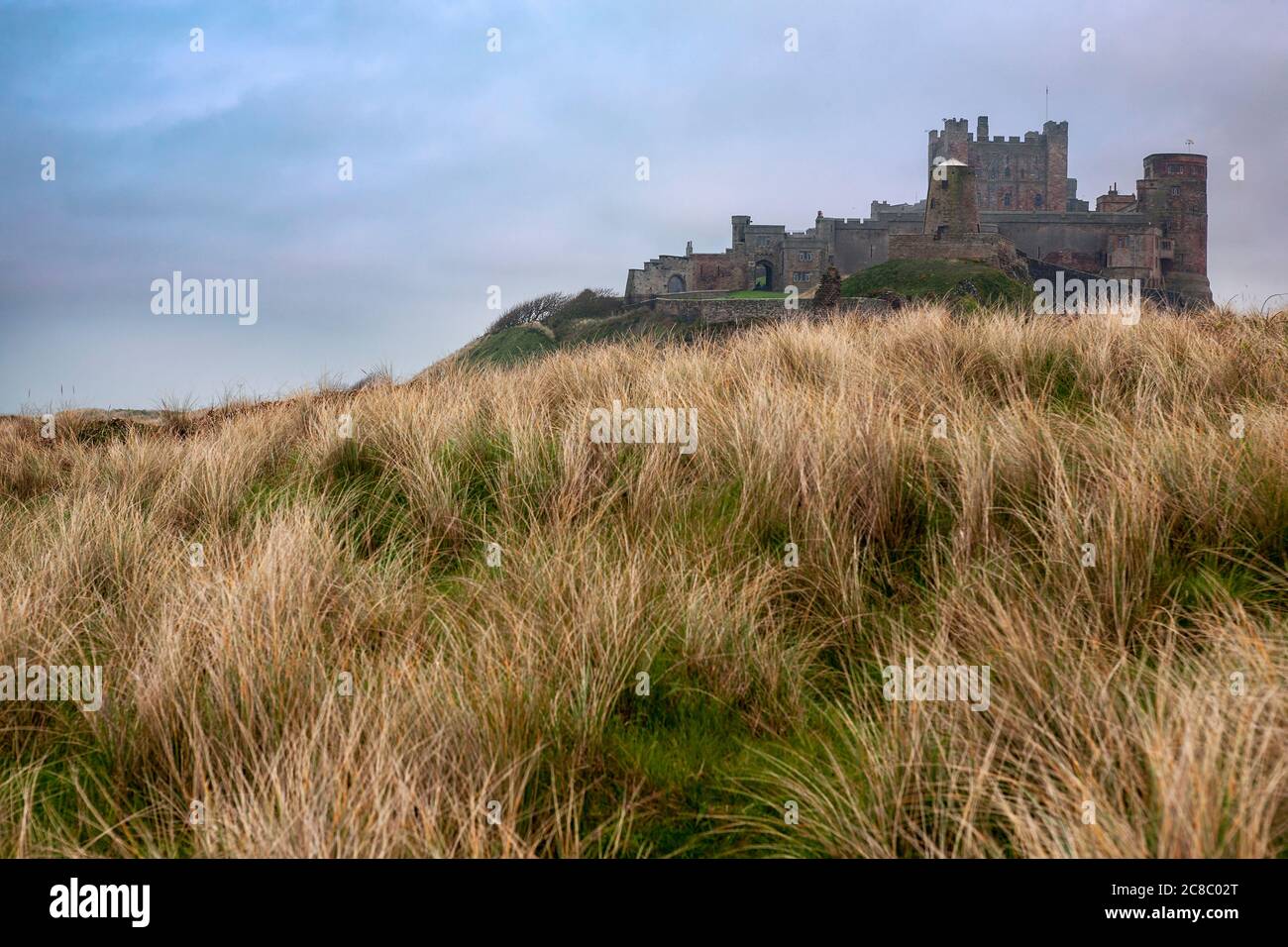 Bamburgh Castle, Northumberland, England, Großbritannien, gegenüber den Dünen Stockfoto