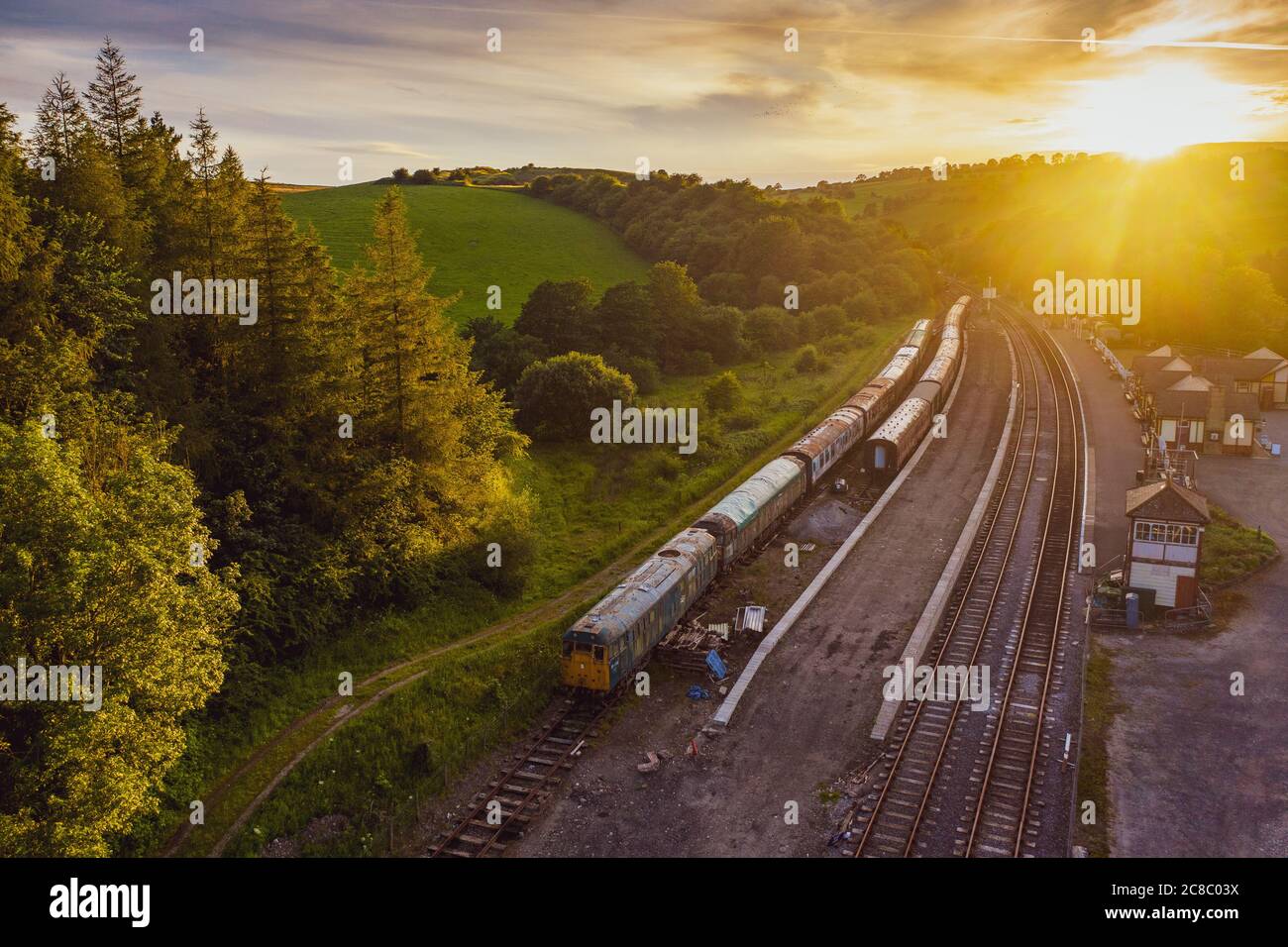 Ein alter und inaktiver Zug am Bahnhof Bolton Abbey in Yorkshire, Nordengland Stockfoto