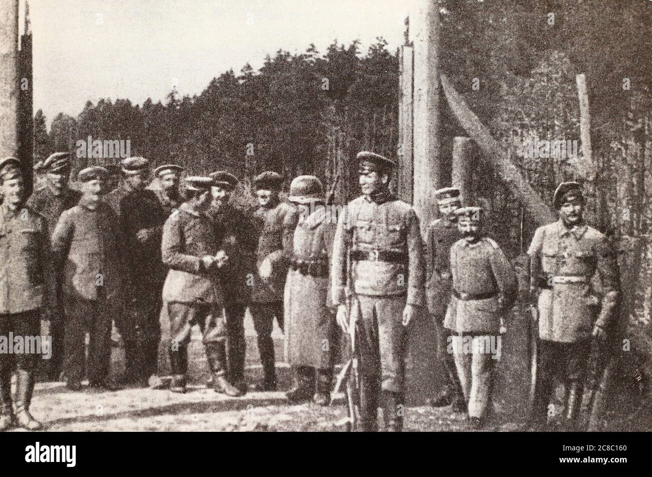 Sowjetische Grenzposten gratulieren deutschen Soldaten zum Beginn der Revolution in Deutschland 1918. Stockfoto